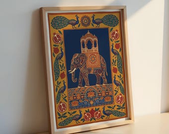 Puede incluir: Una lámina artística rectangular enmarcada que presenta un panel central azul oscuro con un elefante ornamentado que lleva una estructura decorativa. El borde es de color amarillo mostaza, decorado con patrones repetitivos de pavos reales azules y granadas rojas.
