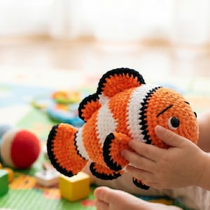 Patrón de amigurumi de pez payaso a crochet, diseño de juguete de peluche de animal marino (PDF)
