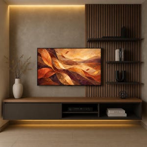 Può includere: Un mobile multimediale grigio scuro a parete con piano in legno, posizionato sotto un televisore che mostra un paesaggio astratto arancione e marrone. A destra, listelli di legno verticali con tre mensole nere con libri e un vaso nero.