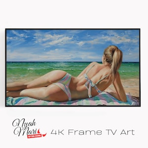 Puede incluir: Pintura enmarcada de una persona tumbada en una toalla de playa, con un bikini de colores pastel. El fondo muestra un cielo azul con nubes, un mar verde y una playa de arena. El texto "4K Frame TV Art" es visible. Tema: arte de playa.