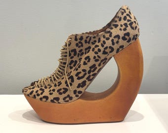 Sandalias de cuña con puntera abierta y cordones de pelo de poni y madera de Jeffrey Campbell Leopard Woodies - Tacones de plataforma con cuña calada de madera