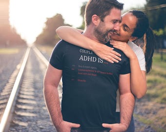ADHD Paar schwarzes Shirt · Him Her Dialog · Neurodivergent Tee