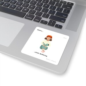 Może przedstawiać: Biała naklejka z napisem "ADHD is - ...brain. Buffering." przedstawia ilustrację osoby siedzącej z podkurczonymi kolanami. Osoba ma na sobie żółtą koszulę, turkusowe spodnie i pomarańczową czapkę.