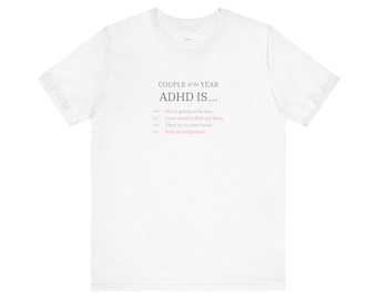 TDAH é uma novidade | Camiseta branca | O casal com TDAH | Presente para neurodivergente