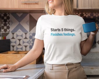Camiseta "Começa com 5 Coisas, Termina com Sentimentos" | Camiseta Comfort Colors para Mães com TDAH