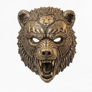 Può includere: Una maschera di orso dettagliata color bronzo con intagli intricati. La maschera presenta occhi aperti e una bocca ringhiante, che mostra denti affilati. Figure decorative di orso sono scolpite sulla fronte. La maschera è progettata con un aspetto strutturato e invecchiato.