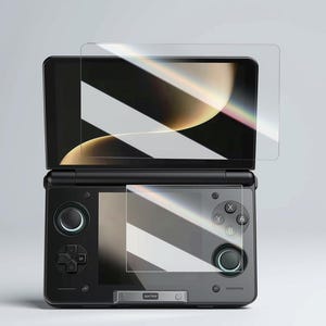 Peut inclure: Console de jeu portable noire avec un protecteur d'écran appliqué. La console présente un design à double écran, avec un écran supérieur affichant un motif abstrait coloré. L'écran inférieur a également un protecteur d'écran. La console possède des boutons de commande et un pavé directionnel.