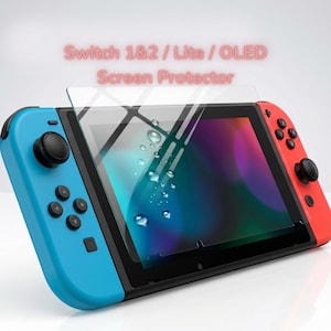 Puede incluir: Una consola Nintendo Switch con un protector de pantalla aplicado. La consola tiene mandos azules y rojos. El protector de pantalla es transparente y se ve el texto "Switch 1&2 / Lite / OLED Screen Protector".