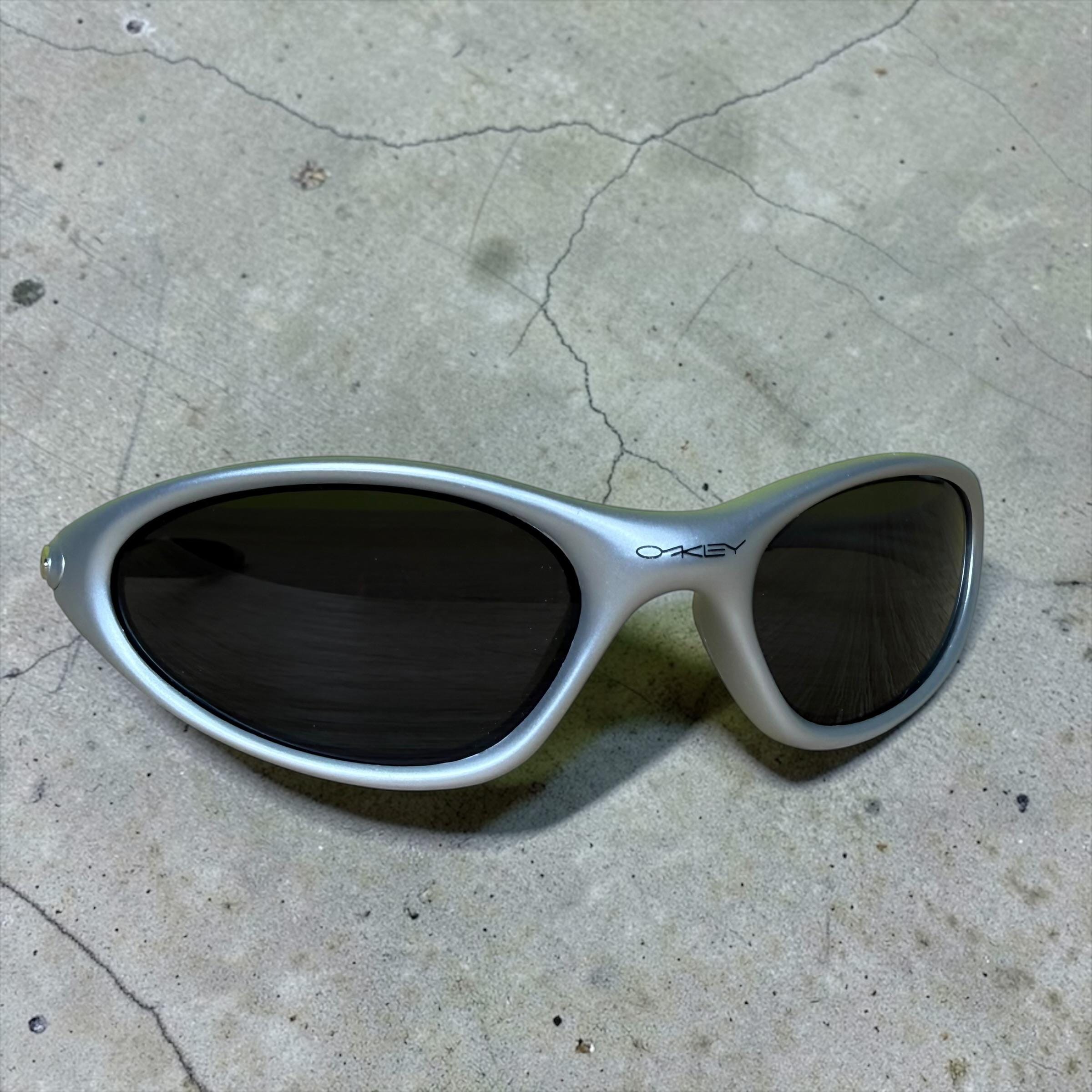 s*p様 OAKLEY MINUTE ミニッツ　サングラス　ブラック OAKLEYオークリーサングラス MINUTE2.0(ミニット) 数量限定 先行発売商品