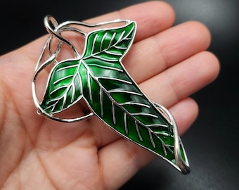 Spilla a forma di foglia d'edera in smalto verde: Spilla a forma di mantello da elfo in argento