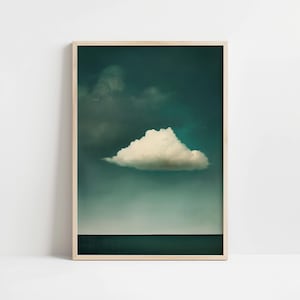 Puede incluir: Una taza de cerámica blanca con un asa negra y el texto "But First, Coffee" en negrita negra. La taza se encuentra sobre un fondo borroso, resaltando su diseño simple.