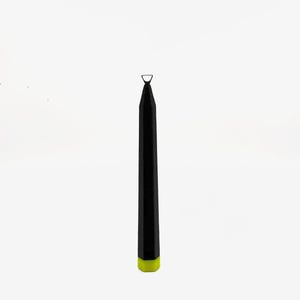 Puede incluir: Una herramienta de alfarería negra con mango hexagonal y base de color verde lima brillante. La herramienta cuenta con un pequeño lazo de alambre metálico triangular en la parte superior, diseñado para tallar y dar forma a la arcilla.