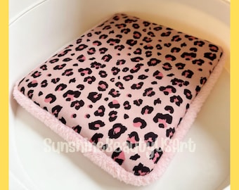 Dwustronna mata dla zwierząt – płótno bawełniane z nadrukiem w panterkę, różowy plusz, wypełnienie kapokowe