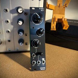 Op de afbeelding: Een set van drie keramische mokken met een gespikkelde, matte afwerking. De mokken zijn in crème, lichtbruin en donkerbruin. Elke mok heeft een eenvoudig, minimalistisch ontwerp.