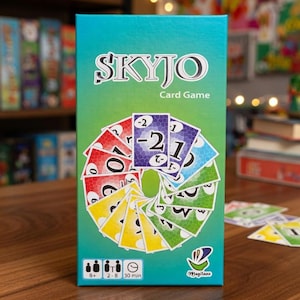 Peut inclure: Boîte de jeu de cartes "SKYJO Card Game" avec un fond dégradé vert et bleu. La boîte présente un arrangement circulaire de cartes colorées. Les cartes sont rouges, jaunes, bleues, vertes et violettes. Le jeu est pour 2 à 8 joueurs et dure 30 minutes.