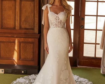 Zeemeermintrouwjurk met lange sleep en geborduurd kant, transparant corset lijfje