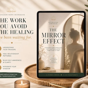 Può includere: Un tablet digitale mostra la copertina di "The Mirror Effect", una guida sulle relazioni. Il testo recita: "Il lavoro che eviti è la guarigione che stavi aspettando." La scena è su un vassoio di legno con una candela e un vaso decorativo.