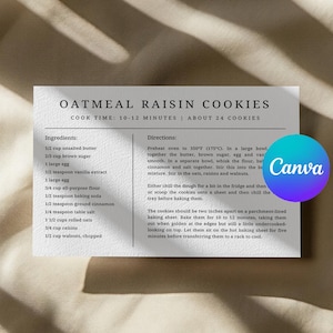Op de afbeelding: Een witte rechthoekige receptenkaart met de titel Oatmeal Raisin Cookies en zwarte tekst met ingredi&euml;nten en instructies. De kaart bevat informatie over de baktijd en het aantal koekjes, met een strakke lay-out en een verticale scheidingslijn.
