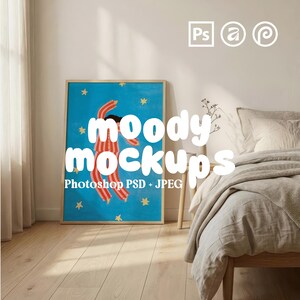 Puede incluir: Una impresión artística enmarcada con una figura a rayas rojas y blancas sobre un fondo azul con estrellas amarillas. La impresión está en un marco de madera clara, apoyada contra una pared blanca. El texto "moody mockups" está superpuesto.