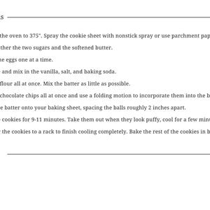 Op de afbeelding: Een gedrukt document met de titel Directions met negen genummerde stappen voor het bakken van koekjes. De tekst instrueert om de oven voor te verwarmen op 375 graden en suikers, boter, eieren, vanille, zout, bakpoeder, bloem en chocoladestukjes te mengen.