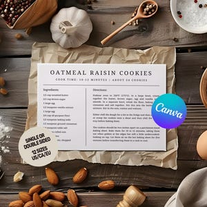 Op de afbeelding: Een gedrukte receptenkaart voor havermout-rozijnenkoekjes op een stuk verfrommeld papier. De kaart bevat tekst met de baktijd, ingredi&euml;nten en instructies, omringd door kommen met bloem, eieren en noten op een donkere houten ondergrond.