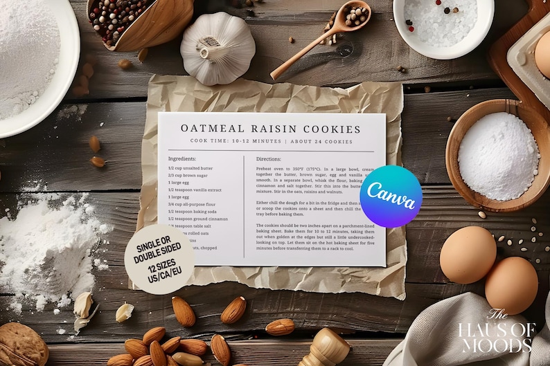 Op de afbeelding: Een gedrukte receptenkaart voor havermout-rozijnenkoekjes op een stuk verfrommeld papier. De kaart bevat tekst met de baktijd, ingredi&euml;nten en instructies, omringd door kommen met bloem, eieren en noten op een donkere houten ondergrond.