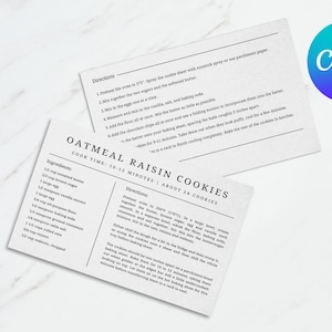 Op de afbeelding: Twee witte rechthoekige receptkaarten met zwarte gedrukte tekst. E&eacute;n kaart toont de titel Oatmeal Raisin Cookies met een lijst ingredi&euml;nten en instructies. De tweede kaart toont aanvullende bakinstructies voor de koekjes.