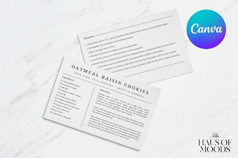 Op de afbeelding: Twee witte rechthoekige receptkaarten met zwarte gedrukte tekst. E&eacute;n kaart toont de titel Oatmeal Raisin Cookies met een lijst ingredi&euml;nten en instructies. De tweede kaart toont aanvullende bakinstructies voor de koekjes.