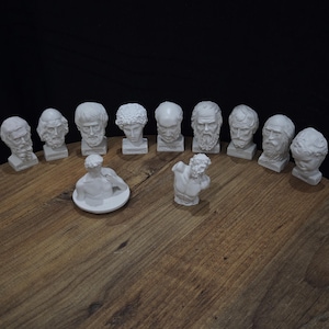 Könnte beinhalten: Handgefertigtes Holzschild mit dem Text "Welcome to our home" in handschriftlichem Stil. Das Schild ist weiß lackiert mit schwarzer Schrift und einem Used-Look, geeignet für den Innen- und Außenbereich.