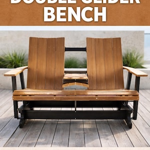 Puede incluir: Banco balancín doble hecho a mano con madera compuesta. El banco cuenta con dos asientos con una mesa central y reposabrazos. El banco tiene un acabado de madera marrón con detalles en negro. El texto "HANDMADE DOUBLE GLIDER BENCH" está en la parte superior.