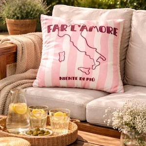 Far l'amore Örngott I La Dolce Vita, Italiensk atmosfär, Rosa randig kudde, Heminredning, Italienälskare, Balkongestetik, Italiensk karta