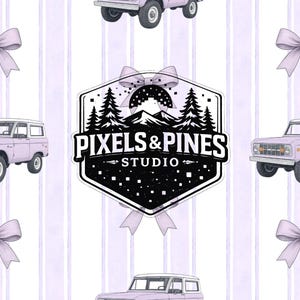 以下が含まれることがあります： 薄紫色のSUV、リボン、"Pixels & Pines Studio"のロゴを特徴とする繰り返しパターン。背景は同様の薄紫色の縦縞模様です。ロゴは白黒で、山と松の木のデザインです。