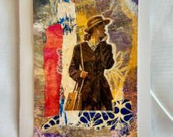 Peut inclure: Une carte de vœux rectangulaire présentant un collage en techniques mixtes. L'image centrale montre une silhouette portant un manteau sombre et un chapeau avec un sac. Le fond est composé de textures de papier superposées en rouge, jaune, bleu et violet.