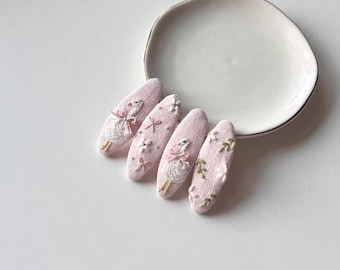 Conjunto de horquillas para el cabello bordadas a mano – diseño de ganso y flores