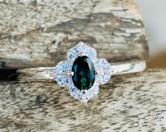 Anillo ovalado con halo de granate verde intenso / Anillo de compromiso vintage floral de oro blanco