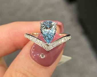 Anillo de plata de ley con aguamarina talla pera y banda en V, apilable. Piedra natal de marzo.