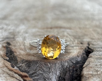 Anillo ovalado de citrino con detalles de moissanita / Joyería elegante hecha a mano