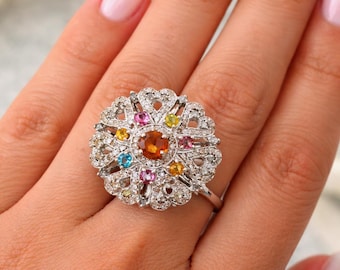 Anillo de eternidad vintage con zafiro sintético arcoíris y banda degradada de oro blanco de 14 quilates.