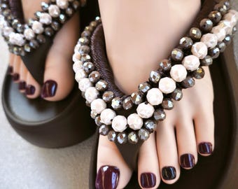 Sandálias plataforma marrons com salto de 5,5 cm, adornadas com pérolas e strass. Chinelos elegantes, perfeitos para a praia, casamentos e noivas. Calçado feminino exclusivo.