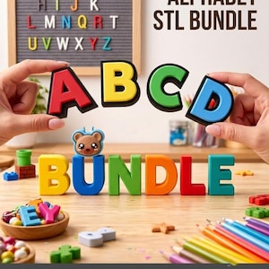 Könnte beinhalten: Ein digitales Dateiset mit dem Titel ALPHABET STL BUNDLE, das bunte 3D-Buchstaben A, B, C, D und das Wort BUNDLE zeigt. Die Buchstaben sind mehrfarbig mit schwarzen Sockeln. Ein kleines Bärensymbol sitzt auf dem Buchstaben U. Enthält Symbole.