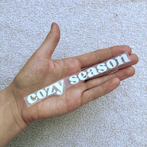Bügelbild „cozy season“ - herbstliches Patch aus Flockfolie - trendiges Bügelbild - Winterstimmung - Hygge - Bügelpatch - Farbe nach Wahl