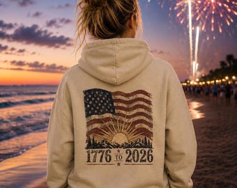 Sudadera con capucha con estampado de la bandera estadounidense desgastada y el amanecer (1776-2026) / Verano patriótico