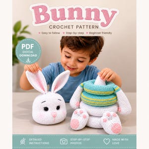 Peut inclure: Une couverture de patron de crochet avec un jouet lapin blanc et rose et le mot "Bunny". Le patron est décrit comme facile à suivre, étape par étape et adapté aux débutants. Un enfant tient le jouet lapin.