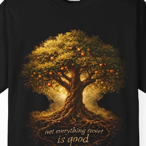 Puede incluir: Camiseta negra con una ilustración detallada de un árbol cargado de frutos dorados. Las raíces y ramas del árbol están intrincadamente representadas, con el texto "not everything sweet is good" y "Gen. 3:6" debajo.