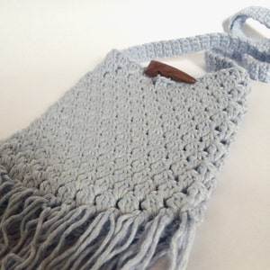 Bolso bandolera Boho azul claro con flecos, bolso de ganchillo hecho a mano, moda festival y hippie, color saturado, regalo único en su tipo