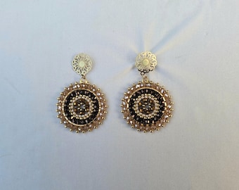 Boho cirkeloorbel - goudkleur met beige en bruin tinten. Handgeweven kralenoorbel.