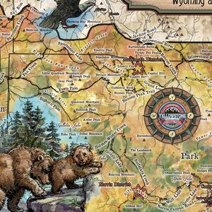Może przedstawiać: Szczeg&oacute;łowa mapa Parku Narodowego Yellowstone, przedstawiająca r&oacute;żne dzielnice, szlaki i punkty orientacyjne. Mapa jest ilustrowana kompasem, niedźwiedziami i r&oacute;żnymi cechami przyrodniczymi.