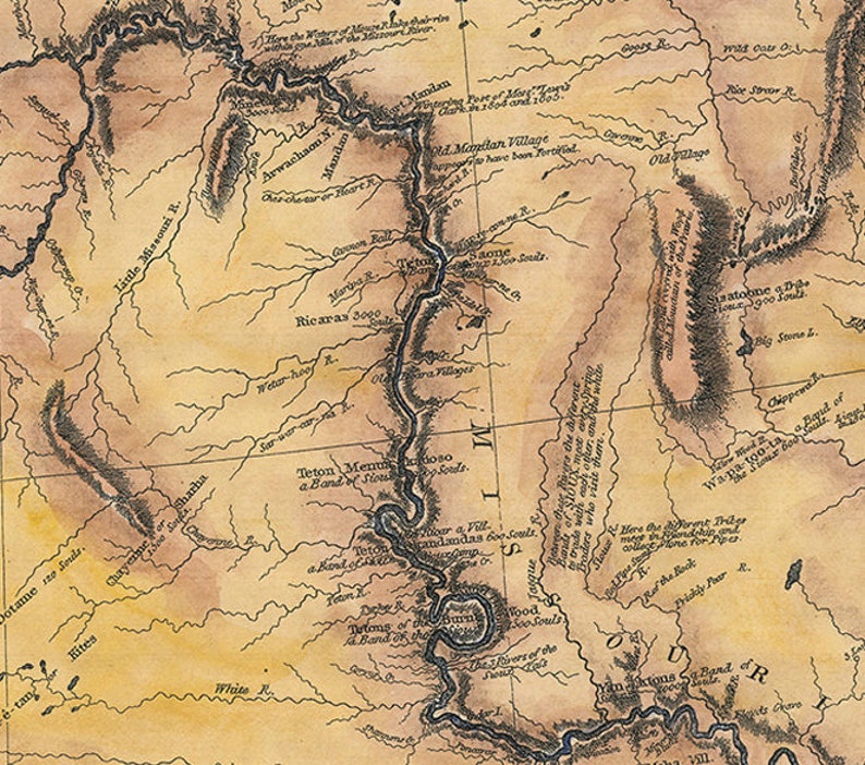 K&ouml;nnte beinhalten: Eine Vintage-Karte des Missouri River, die die Lage verschiedener indianischer St&auml;mme zeigt, darunter die Mandan, Ricaras, Teton Menni und die Atooine. Die Karte ist in brauner und schwarzer Tinte auf beigefarbenem Hintergrund gezeichnet.