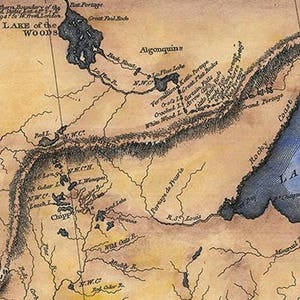 K&ouml;nnte beinhalten: Eine Vintage-Karte der Lake-of-the-Woods-Region in Kanada, die die Lage verschiedener Fl&uuml;sse, Seen und Portagen zeigt. Die Karte ist in schwarzer Tinte auf einem beigefarbenen Hintergrund mit blauen und braunen Aquarell-Akzenten gezeichnet.