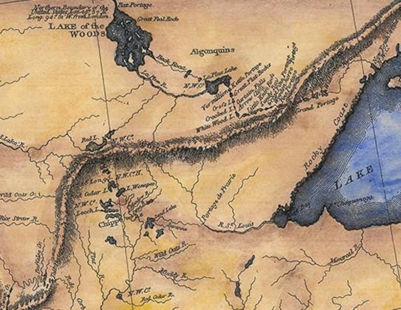 K&ouml;nnte beinhalten: Eine Vintage-Karte der Lake-of-the-Woods-Region in Kanada, die die Lage verschiedener Fl&uuml;sse, Seen und Portagen zeigt. Die Karte ist in schwarzer Tinte auf einem beigefarbenen Hintergrund mit blauen und braunen Aquarell-Akzenten gezeichnet.